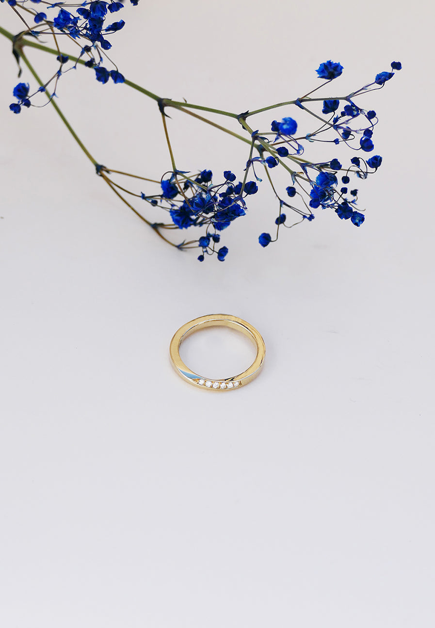 Twisted Wedding Band with little Diamonds - Adriana Chede Jewellery